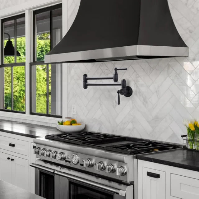 kuchnia z dużym okapem