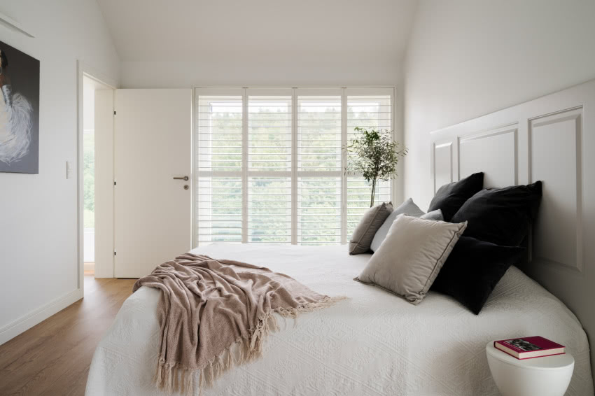 Łóżko i wezgłowie wykonano
na zamówienie...