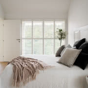 Poprzez umieszczenie w centralnym punkcie...