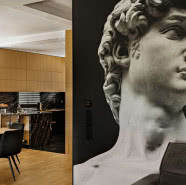 Granit, czerń i drewno. Dom w Katowicach, w którym przeciwieństwa tworzą harmonię