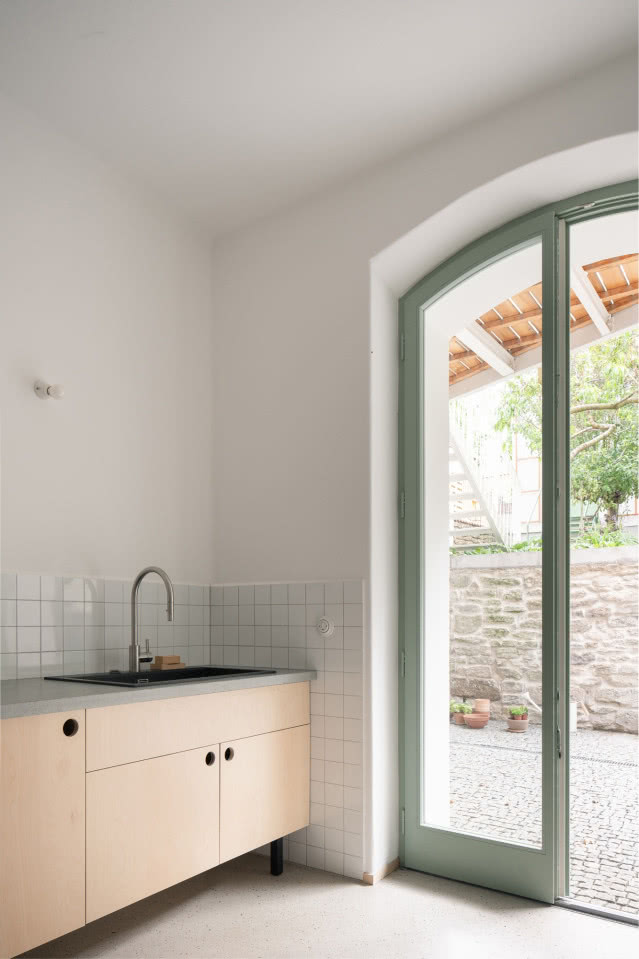 drzwi z parteru do części piwnicznej