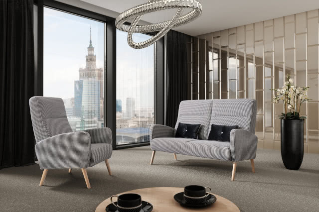 kanapa i fotel w pepitkę, stolik kawowy, filiżanki, duże okno