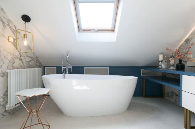 Wolno stojąca wanna w łazience na poddaszu