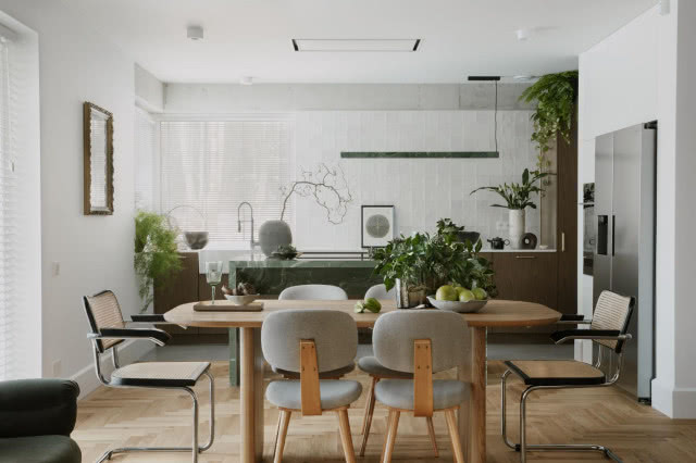 Kuchnia bez szafek górnych i vintage krzesła w jadalni