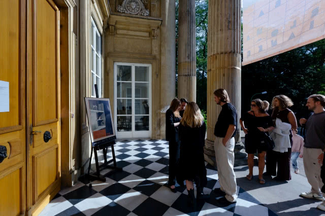 Uczestnicy wydarzenia DOMOTEKI przed wejściem do Muzeum Rzeźby w Królikarni, gdzie prezentowano wystawę „Rzeźba na meblościankę”.