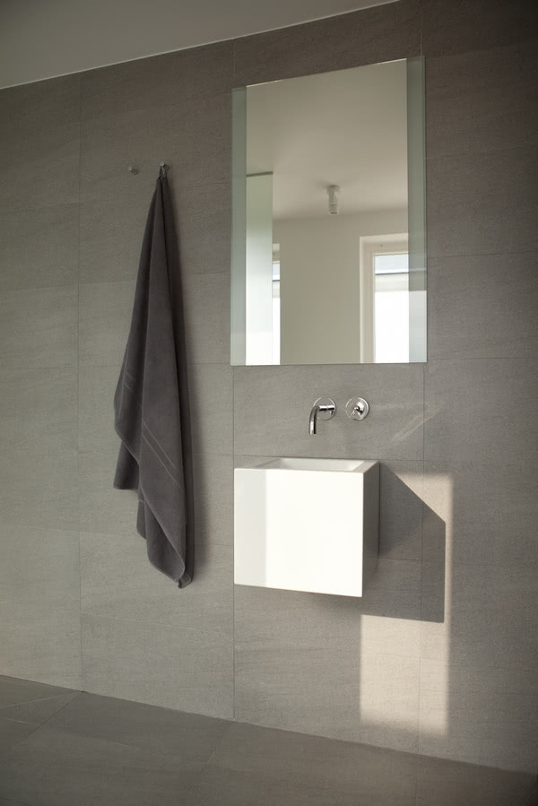 Minimalistyczna łazienka na górze utrzymana w...