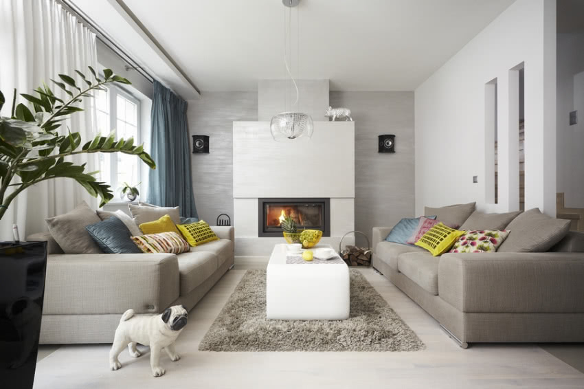 W salonie królują wygodne kanapy (Mega Meble) i...