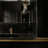 Granit, czerń i drewno. Dom w Katowicach, w którym przeciwieństwa tworzą harmonię