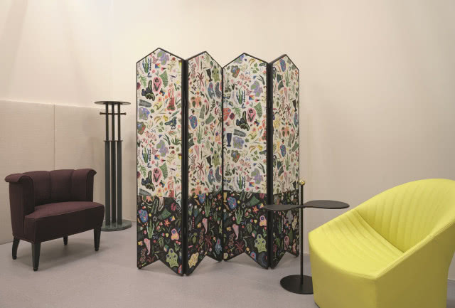 parawan, obok żółty fotel