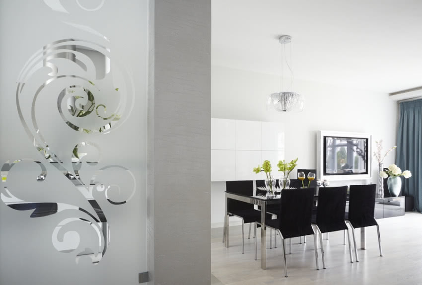 Ścianę między kuchnią i holem przedłużono matową...