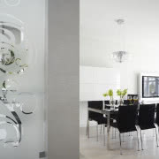 Chromowana stal i rozbielone drewno doskonale...