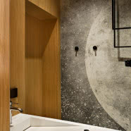 Granit, czerń i drewno. Dom w Katowicach, w którym przeciwieństwa tworzą harmonię