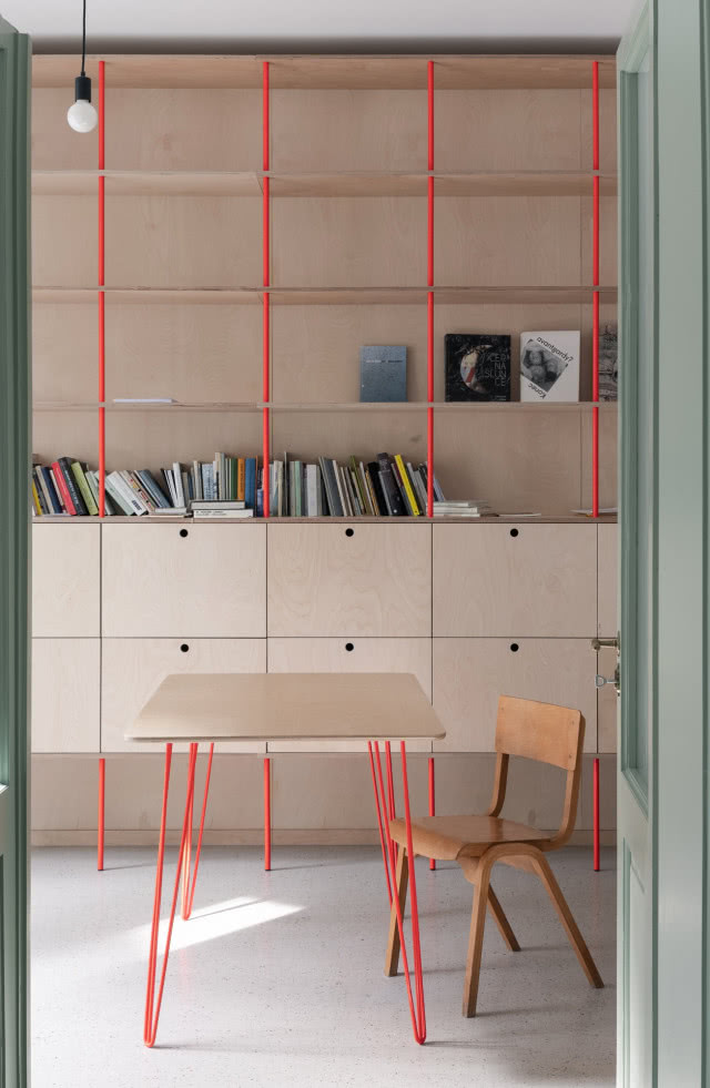 drugi pokój z czerwonymi akcentami