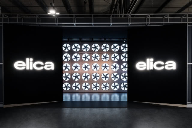 silniczki na czarnym tle z logo marki