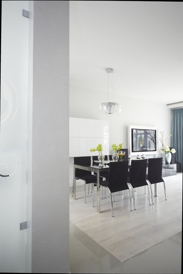 Turkusowe zasłony delikatnie przełamują...