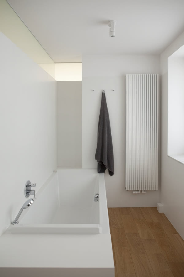 Łazienka na dole - biel i ciepła drewniana...