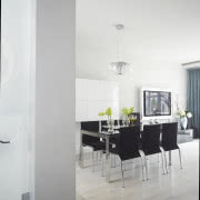 Chromowana stal i rozbielone drewno doskonale...