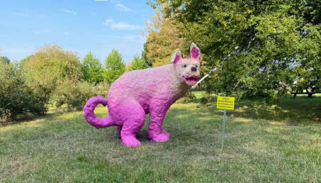 W parku na Ochocie stanęły nietypowe rzeźby. Mają przypominać właścicielom o sprzątaniu po swoich psach!