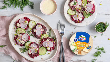 Placuszki buraczane z sosem kremowym z serkiem kremowym kwartet