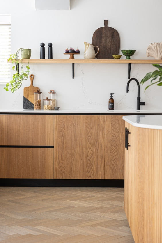 kuchnia drewniana i półka