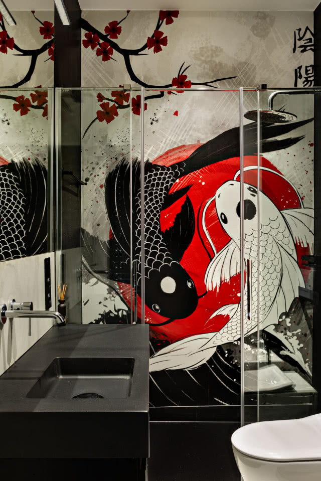 Kabina prysznicowa, na ścianie japońska sztuka