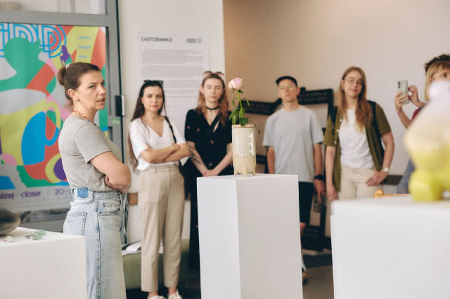Kuratorskie oprowadzanie po wystawie podczas Gdynia Design Days 2026 z prezentacją współczesnych obiektów ceramicznych i wzornictwa.