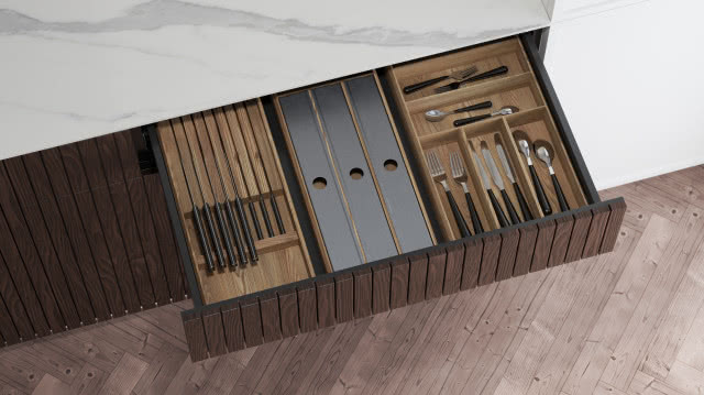 drewniane wkłady do szuflad, sztućce, jodełka na podłodze, biały blat kuchenny