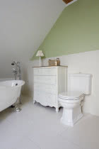 Stylowa łazienka w bieli i miętowej zieleni