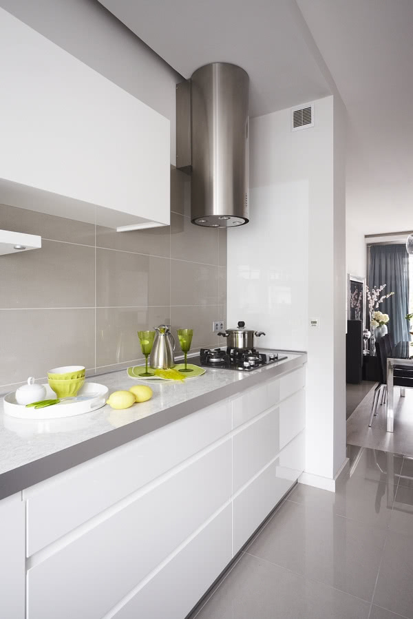 Kuchnia jest otwarta na salon i tworzy z nim...