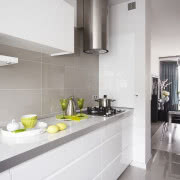 Chromowana stal i rozbielone drewno doskonale...