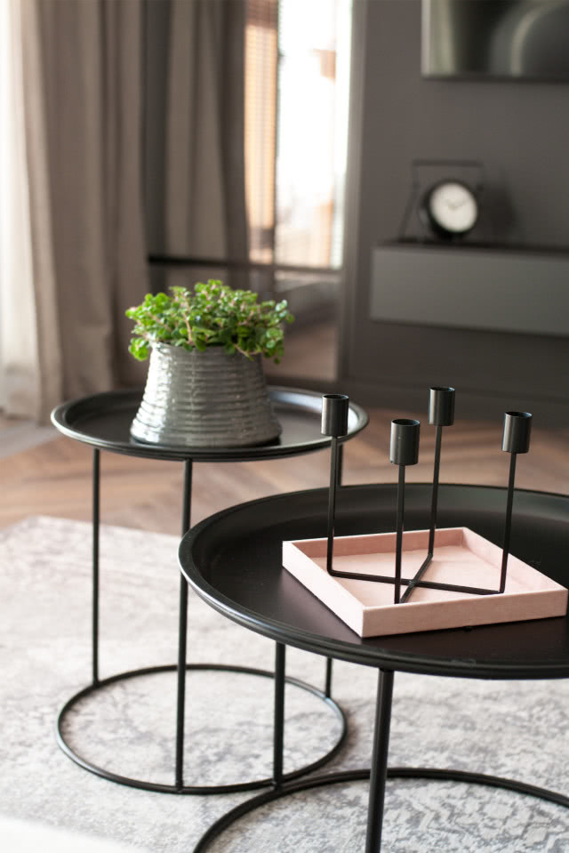 Okrągłe stoliki w salonie