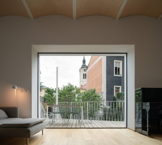 sypialnia wyjściem na balkon