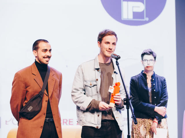 Patrick Henry Nagel i Nils Körner (Haus Otto) odbierają nagrodę PARADYŻ AWARD za projekt "The One Dollar Glasses”.