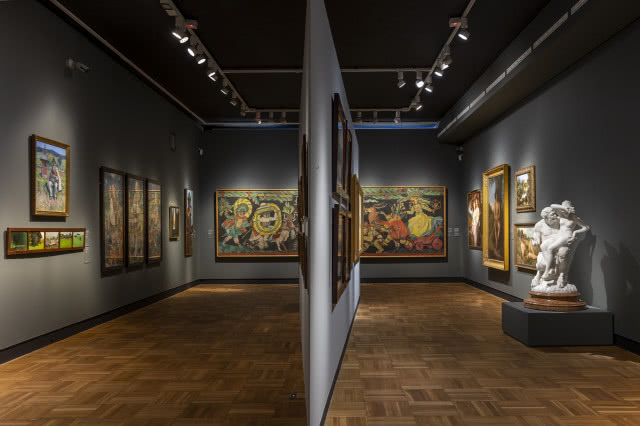 wystawa - w tle polskie dzieło