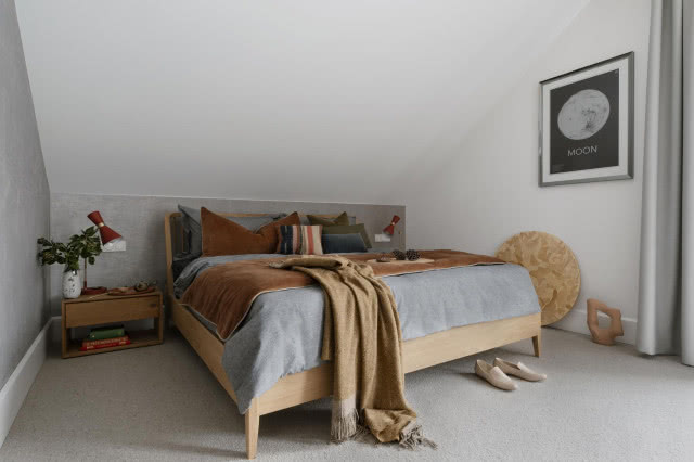 Minimalistyczna sypialnia ze skosami