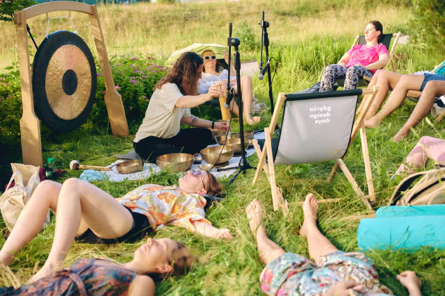 Relaksacyjny warsztat z misami dźwiękowymi i gongiem podczas Gdynia Design Days 2026 w plenerowej przestrzeni festiwalu w Gdyni.