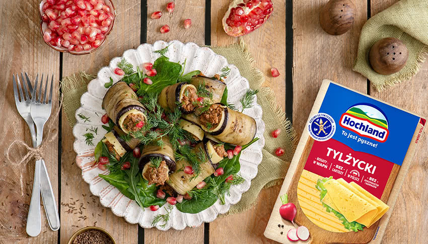 Roladki z bakłażana z mięsem wołowym i serem posypane granatem