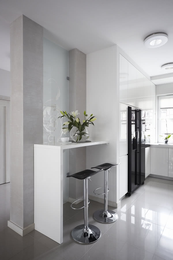 Kącik jadalny w kuchni - niewielki blat i dwa...