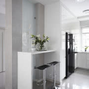 Chromowana stal i rozbielone drewno doskonale...