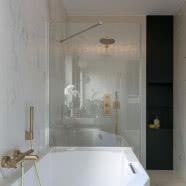 Trzykondygnacyjny dom: połączenie kobiecego pragmatyzmu z nienaganną stylistyką