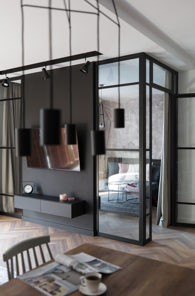 Szklana ścianka oddzielająca sypialnię