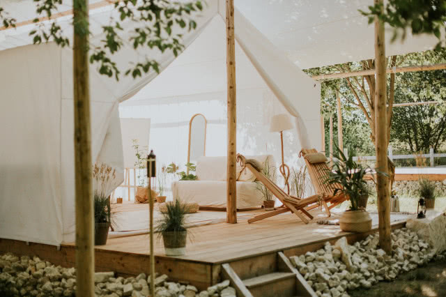 glamping w polsce, namiot w naturalnych barwach
