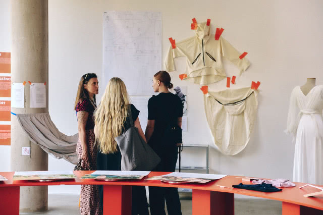 Zwiedzający oglądają wystawę poświęconą modzie adaptacyjnej podczas Gdynia Design Days 2026 w Pomorskim Parku Naukowo-Technologicznym.