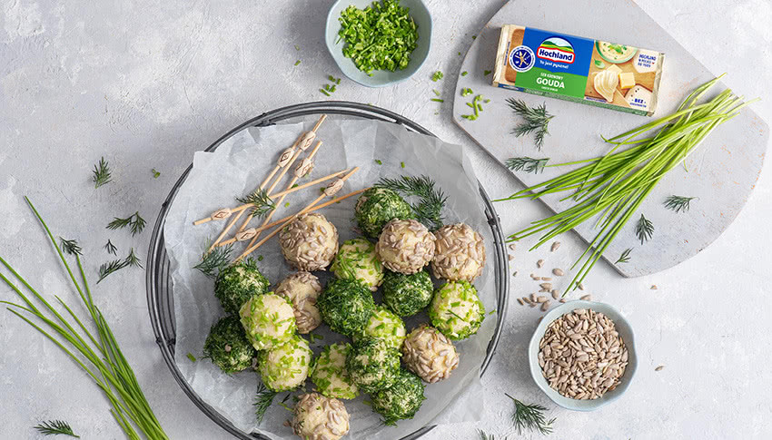 Kulki z kaszy jaglanej i serka kremowego gouda ze słonecznikiem, koperkiem, szczypiorkiem