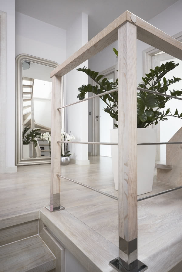 Chromowana stal i rozbielone drewno doskonale...