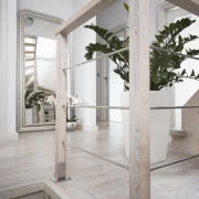 Chromowana stal i rozbielone drewno doskonale...