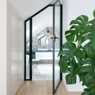 Trzykondygnacyjny dom: połączenie kobiecego pragmatyzmu z nienaganną stylistyką