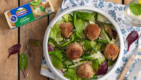 Klopsiki serowe podane na sałatce z grillowanych szparagów i wstążek z cukinii