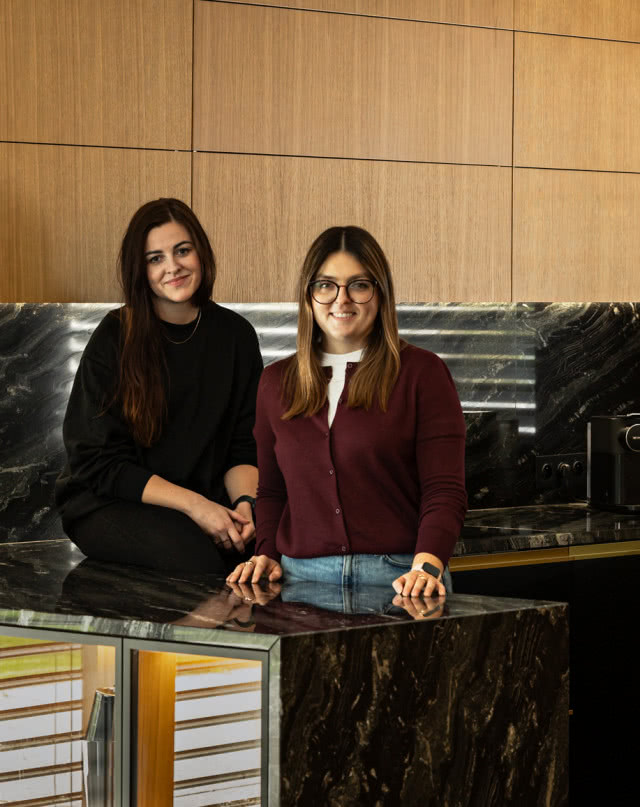 Granit, czerń i drewno. Dom w Katowicach, w którym przeciwieństwa tworzą harmonię