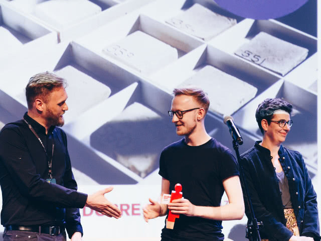 Mateusz Mioduszewski odbiera nagrodę specjalną ŁDF za projekt "ASHka - ceramika z popiołu".